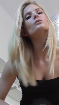 Model blonde meludah dalam kamera