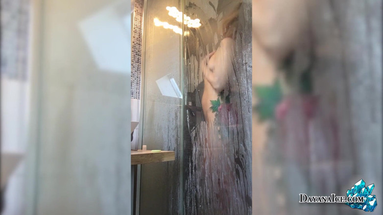 Dayana Ice: Naturliga bröst brud runkar av i duschen