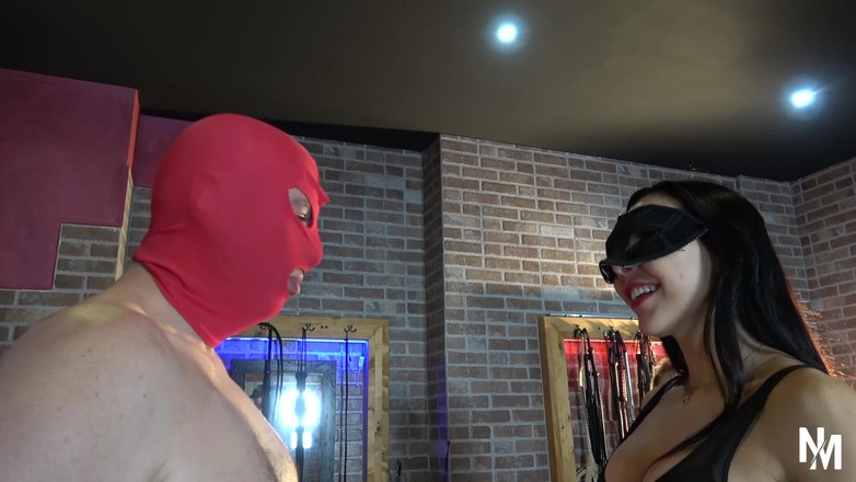 Nikky Thorne: Máy bay bà già gợi cảm tát cậu bé hư...