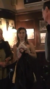 Fata este singură și tristă în bar și acceptă invitația a două persoane în vârstă să se fută cu ei.
