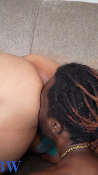 Duas gordinhas sensuais e o garoto toalha