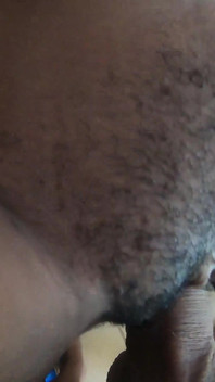 Sledujte, jak moje sperma vytéká z ebenové chlupaté kundy prosící o sex