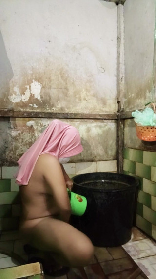 Rania: Before Taking a Bath