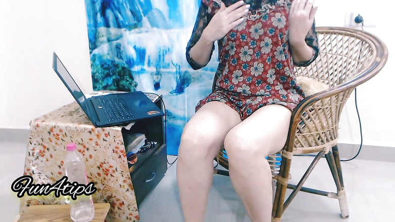 Bolly Karma: Heet sletmeisje live striptease met sexy jurk