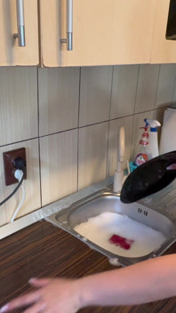 Spălare de păr cu lichid de spălat vase în chiuvetă de bucătărie