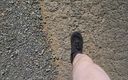 Djk31314: Passeggiare fuori con solo calze e scarpe