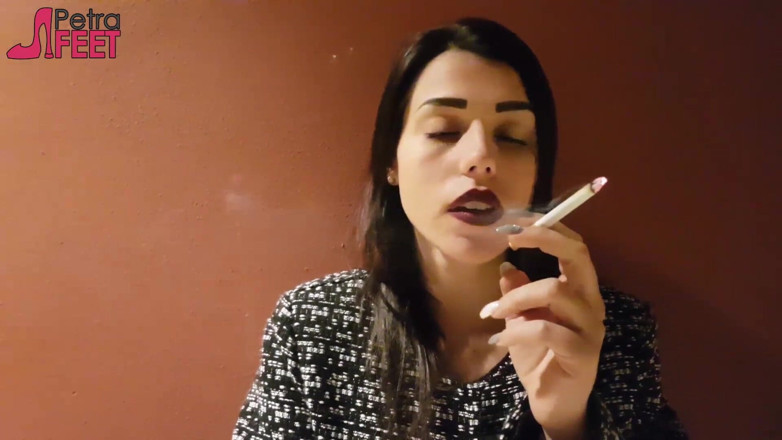 Smokin Fetish: Fabulosa morena gosta de fumar ao ar livre