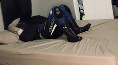 GearJock69: Người đi xe đạp trong chiếc áo khoác eo biển và bị trói