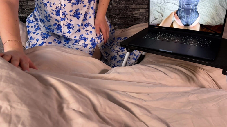 Marshmallow Sweet: Przyłapuje mnie na oglądaniu porno. więc zaczęła szarpać mojego penisa