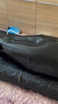 Esposa castiga seu escravo em saco de látex cheio de corpo inteiro - Estim - Respiração Restringida - Ensacado