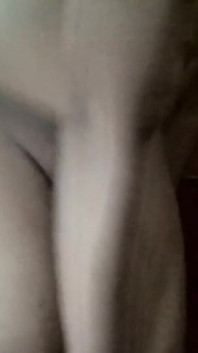 Cowok kulit cokelat india lagi asik fingering memerah susunya