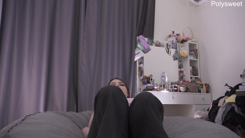 Polly Sweet: Milenka s obrovským mlékem dojí tvá panenskou pusu