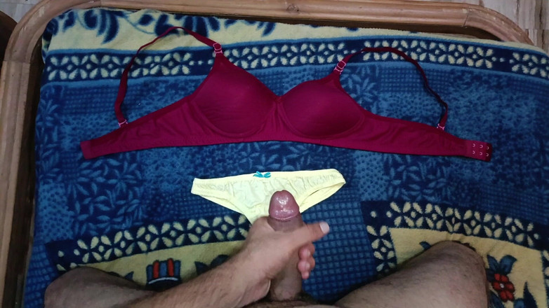 Desi shikha: Un garçon indien sexy masturbe une énorme bite sur de la...