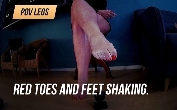 Pov legs: 赤いつま先と足が震えている。