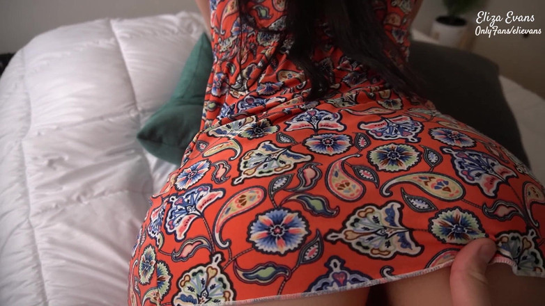 ElizaEvans: La mia sorellastra ha il letto sbagliato, la guardo il...