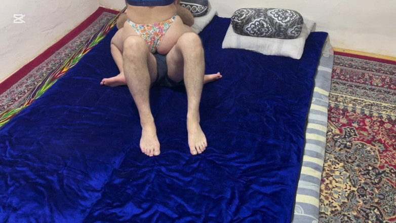 Roben: 나는 내 보지를 젖탱이로 따먹어