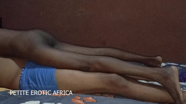 Petite Erotic Africa: 在酒店里用尴尬的方式操非洲少女amira Room.mp4