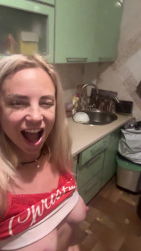 Preparo un sypree proprio in cucina, vicino al fornello, e lavo il succo ovunque