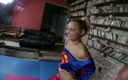 European Lift and Carry Club: Supergirl lutando na sala de estar