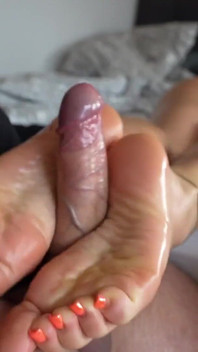 Footjob pagi rakaman dekat - dia membangunkan saya dan saya membuatkannya pancut di tapak kaki saya