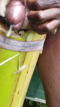 Masturbator is terug met een hete bananen-cum