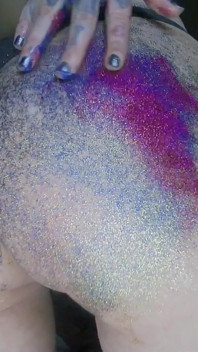Ragazza alternativa massaggia un e viene sculacciata da glitters