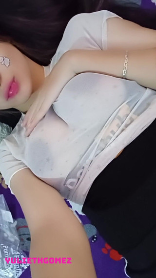 Yulieth Gomez: 我给我继父看我的乳房，我变得非常饥渴