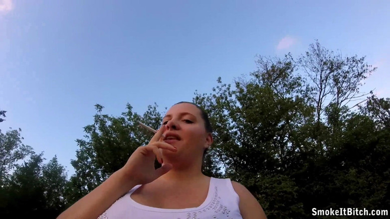 Smoke it bitch: Brunetka laska Rose pali papierosa na zewnątrz w POV