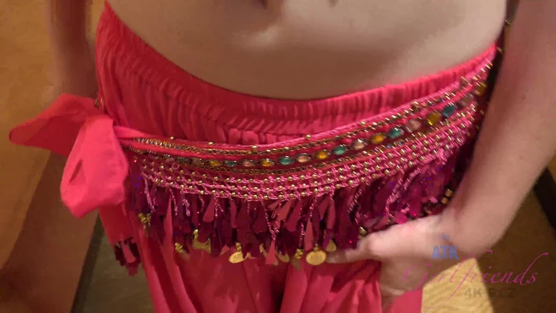 ATK Girlfriends: Emma espera por você em uma roupa indiana sexy