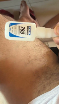 Zoufalství nevlastního otce, když používáte super lepidlo na žaludu!