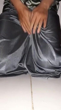 Fustă lungă din satin argintiu pișată și cârpă de spermă