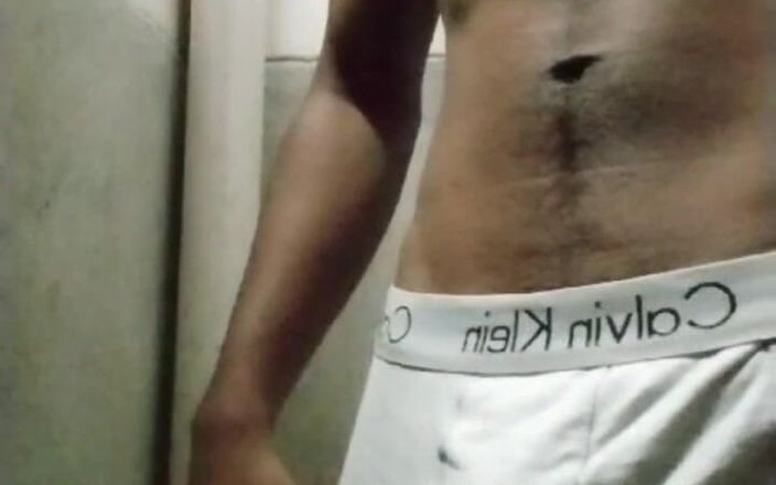 Deshi boys: Bangladesh - chico sexy disfrutando de sí mismo en el baño