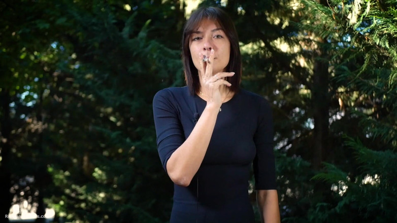 Russian Smokers: Dolce bellezza russa che fuma una sigaretta nella natura