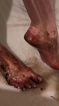 Boso w zimnym, squishy mud (muddy feet)
