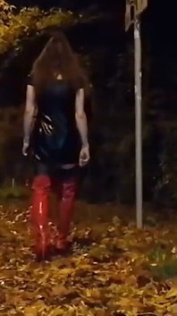Bella cachonda se desnuda al aire libre por la noche y juega consigo misma