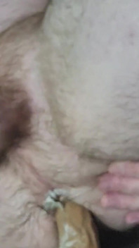 Creaming från min manpussy medan knullar en dildo. Vem vill smaka?