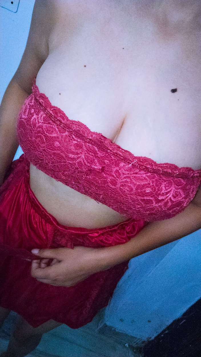 Tumheri Iska: Moje panenská kundička je v plamenech může to někdo dát...