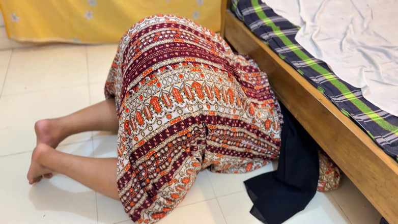Aria Mia: 埃及美丽的大屁股穆斯林热辣继母被困在床下，然后她想要被我操肛交！