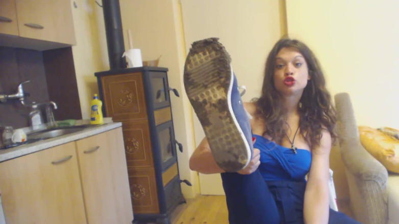 Foot Girls: kamsin devi chaahti hai ki aap uske gande snikars ko...