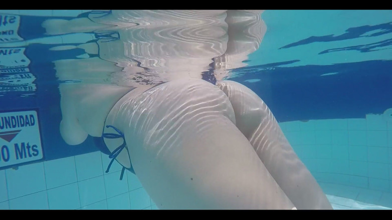 Valery Saenz xxx: In the Pool Showing off My Ass