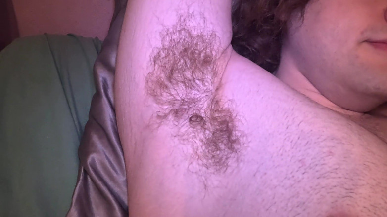 Mr Dimples: Chce někdo čichat k mým podpažím?