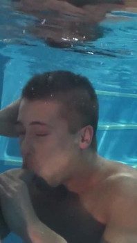 Gay chloupky šukají u bazénu