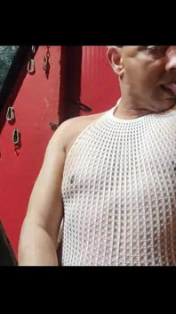 Jose Castell Preto caresse ses seins 3