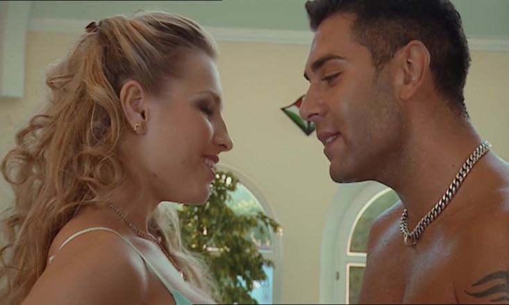 Antonio Adamo Film: 美しい若い金髪の女の子は、大きな筋肉の男に犯されたお尻を取得します