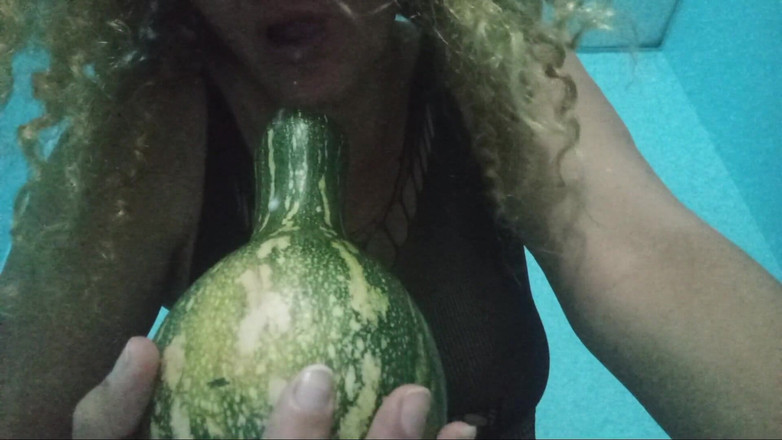 Lobicam: Eu me masturbo deliciosamente com meu grande vegetal