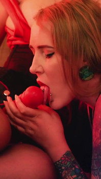 Tiefer strap-on-fick von behaarter muschi, MILF in zwangsjacke (arya Grander und Kisica)