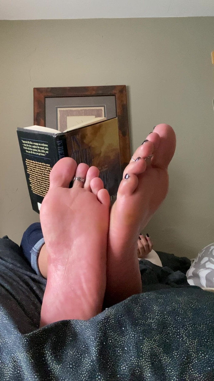 Tan feets: Tanfeets 忽略脚底撑起的黑色 pedi