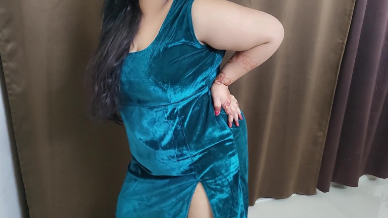 Hot Pavitra: โพสท่ายืนอย่างภูมิใจ
