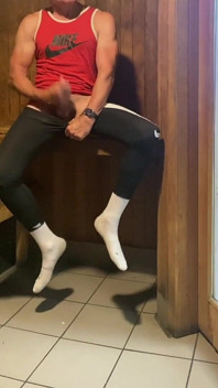Dilf Jockdad87 dikongkek dalam sauna lagi!