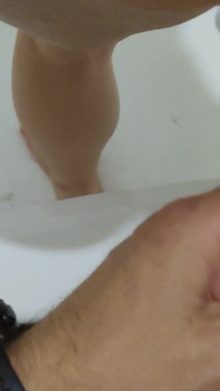 Vengo a la vecina a follar su coño peludo hasta que su marido estaba en el trabajo y se corrió por ella en la ducha 4k